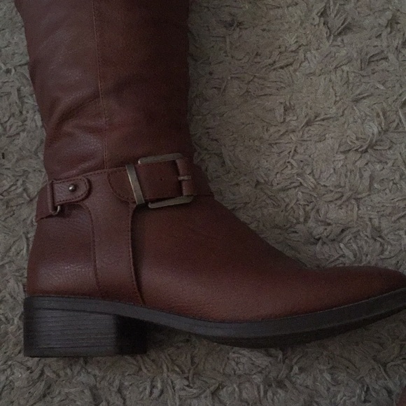 Tan brown boots, with zipper on the side. - Picture 4 of 6